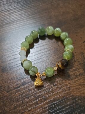Prehnite
Beaded Stretch Bracelet with Gold Charm